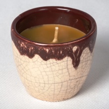Brązowa świeca woskowa w ceramice