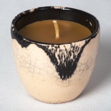 Czarna świeca woskowa w ceramice