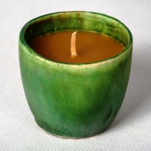 Zielona świeca woskowa w ceramice
