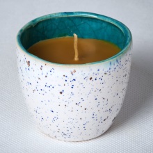 Biała świeca woskowa w ceramice