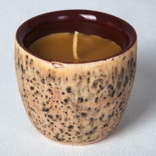 Piaskowa świeca woskowa w ceramice